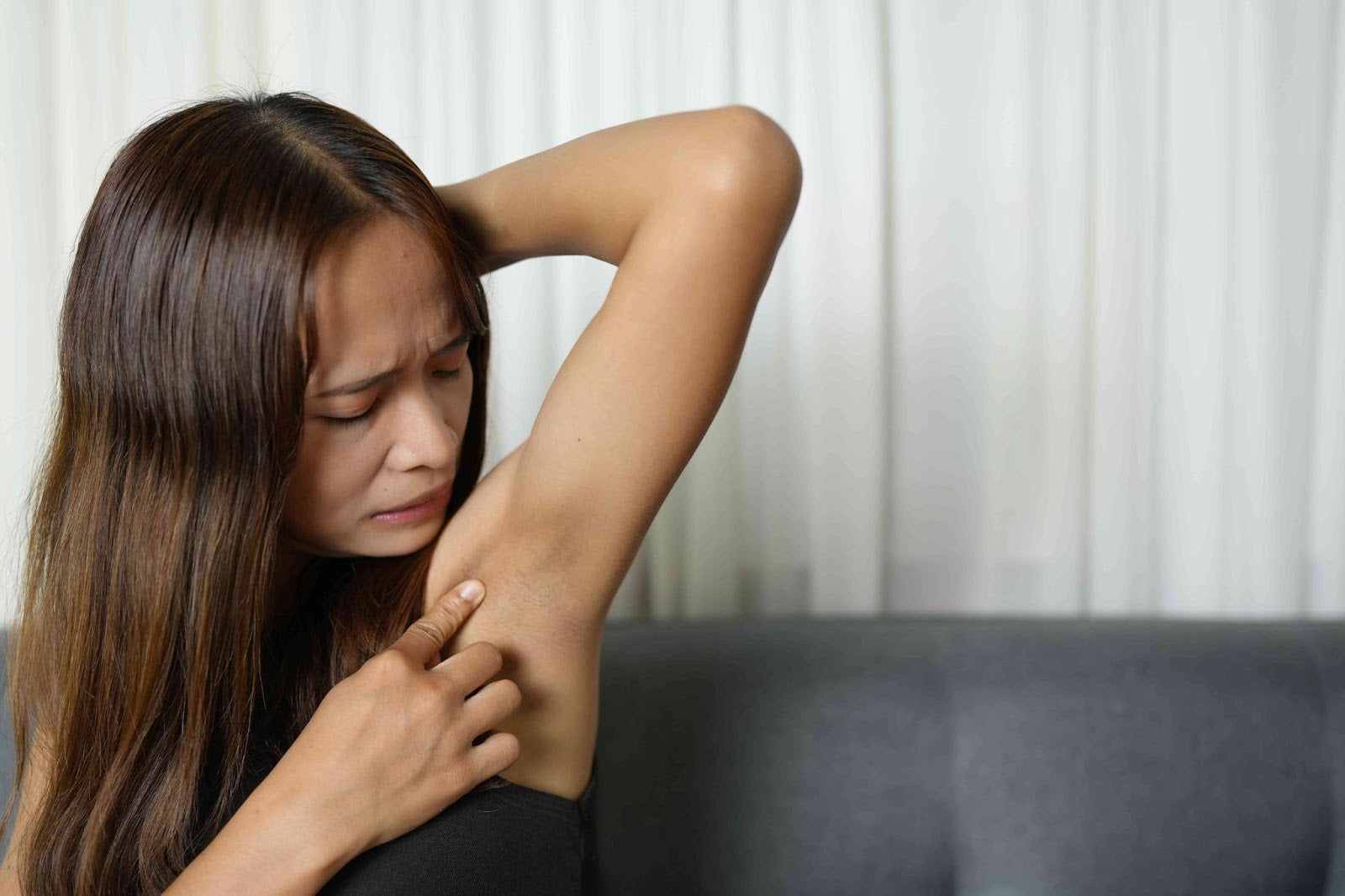 A woman has itchy armpits and smells